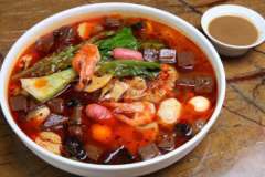 一天賣300多斤麻辣燙關(guān)鍵在于湯料的做法